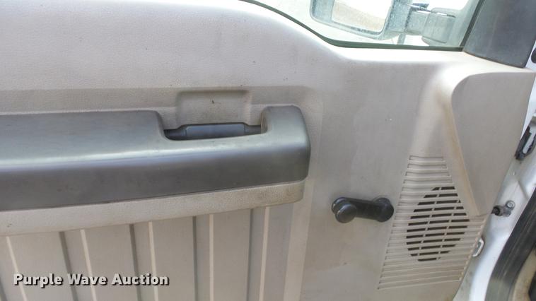 image for item DC0562 2009 Ford F350 Super Duty Crew Cab flatbed truck