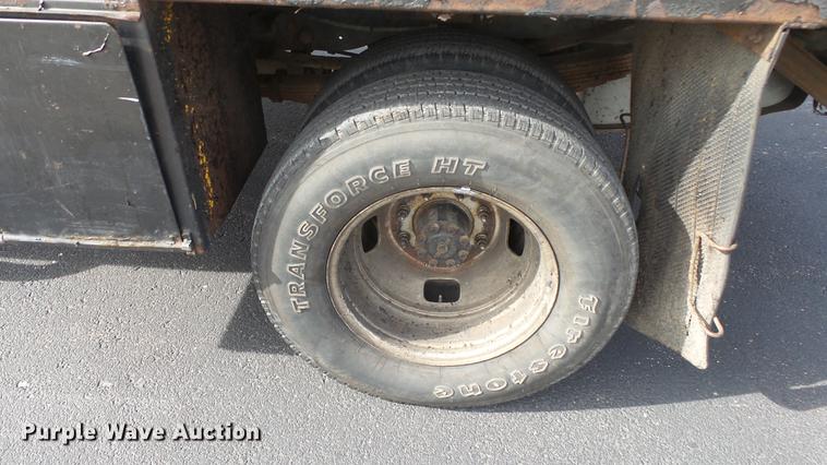 image for item DC0562 2009 Ford F350 Super Duty Crew Cab flatbed truck