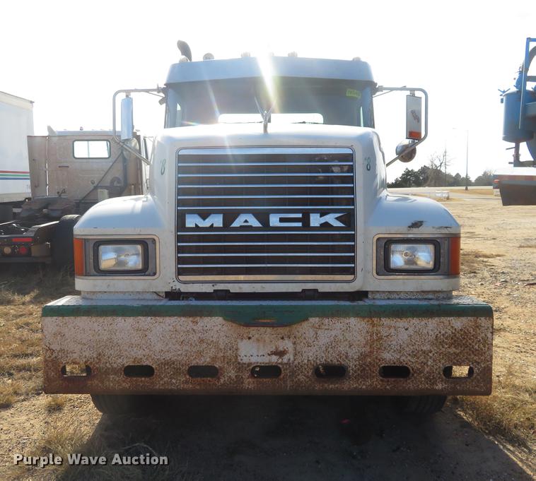 image for item DC0790 2008 Mack CHU613 semi truck