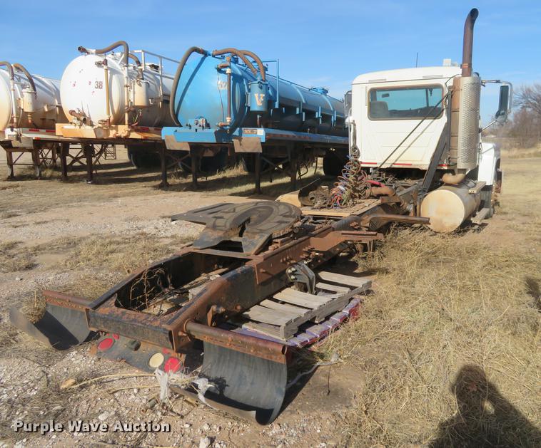 image for item DC0790 2008 Mack CHU613 semi truck