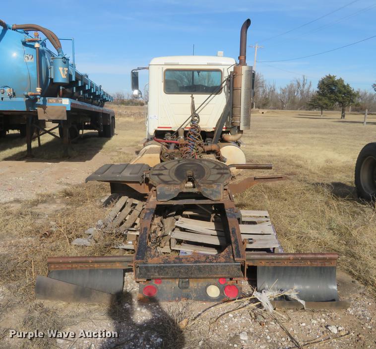 image for item DC0790 2008 Mack CHU613 semi truck