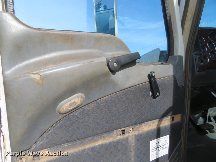 image for item DC0790 2008 Mack CHU613 semi truck