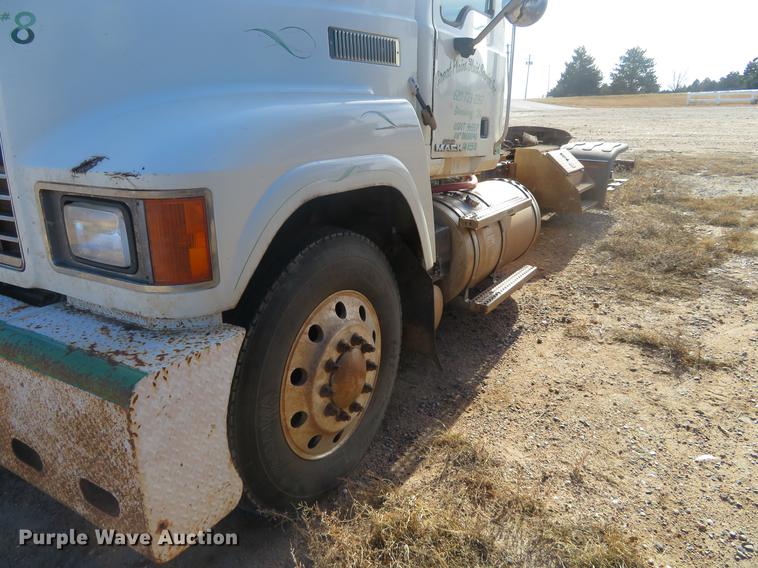 image for item DC0790 2008 Mack CHU613 semi truck