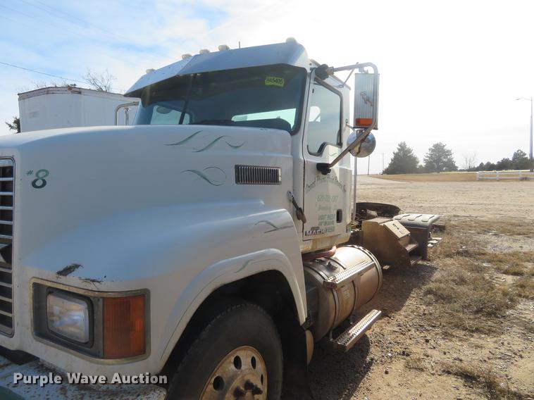 image for item DC0790 2008 Mack CHU613 semi truck