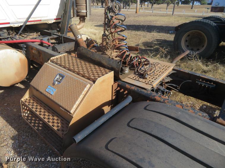 image for item DC0790 2008 Mack CHU613 semi truck