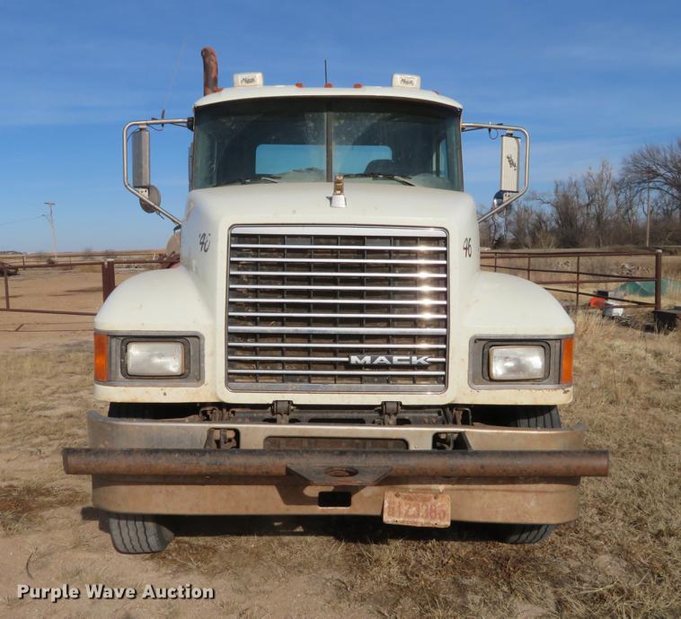 image for item DC0792 2009 Mack CHU613 semi truck