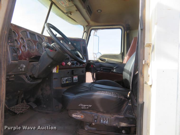 image for item DC0792 2009 Mack CHU613 semi truck