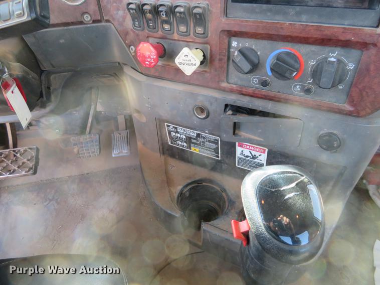 image for item DC0792 2009 Mack CHU613 semi truck