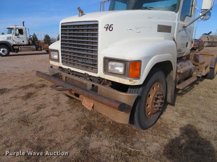 image for item DC0792 2009 Mack CHU613 semi truck