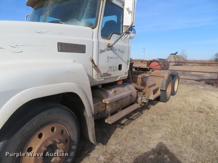 image for item DC0792 2009 Mack CHU613 semi truck