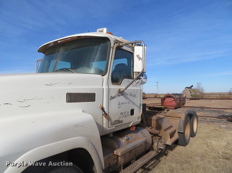 image for item DC0792 2009 Mack CHU613 semi truck