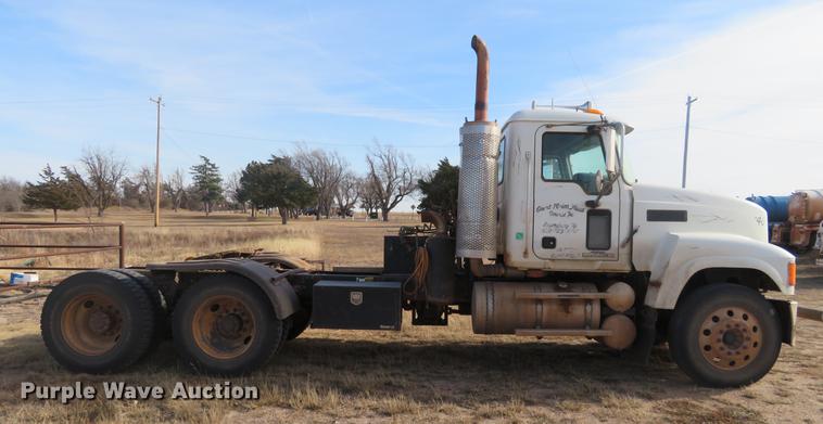 image for item DC0792 2009 Mack CHU613 semi truck
