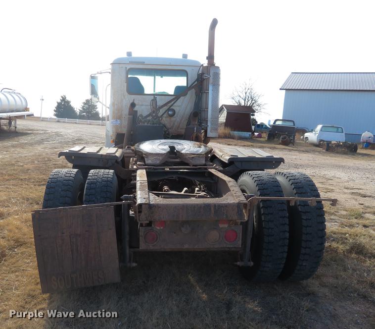 image for item DC0792 2009 Mack CHU613 semi truck