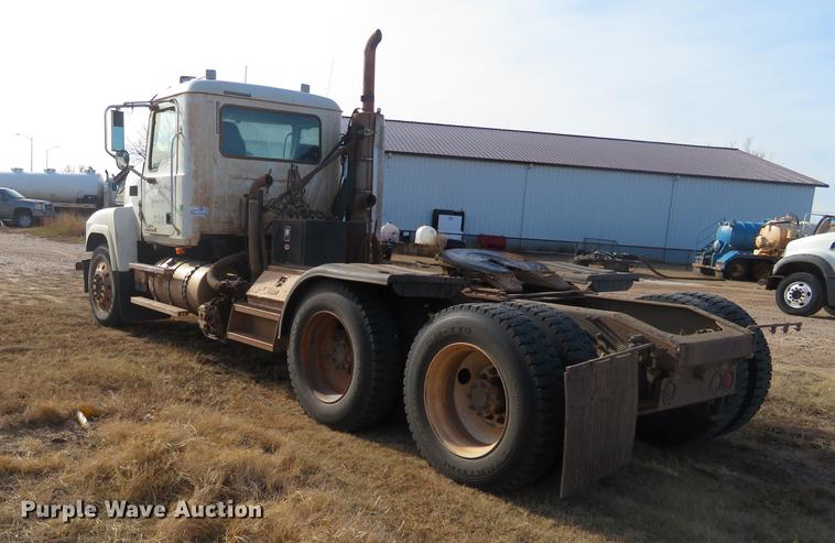 image for item DC0792 2009 Mack CHU613 semi truck