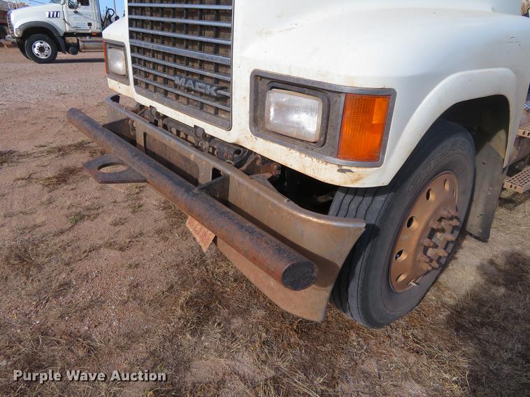 image for item DC0792 2009 Mack CHU613 semi truck