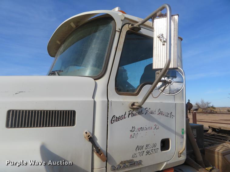 image for item DC0792 2009 Mack CHU613 semi truck