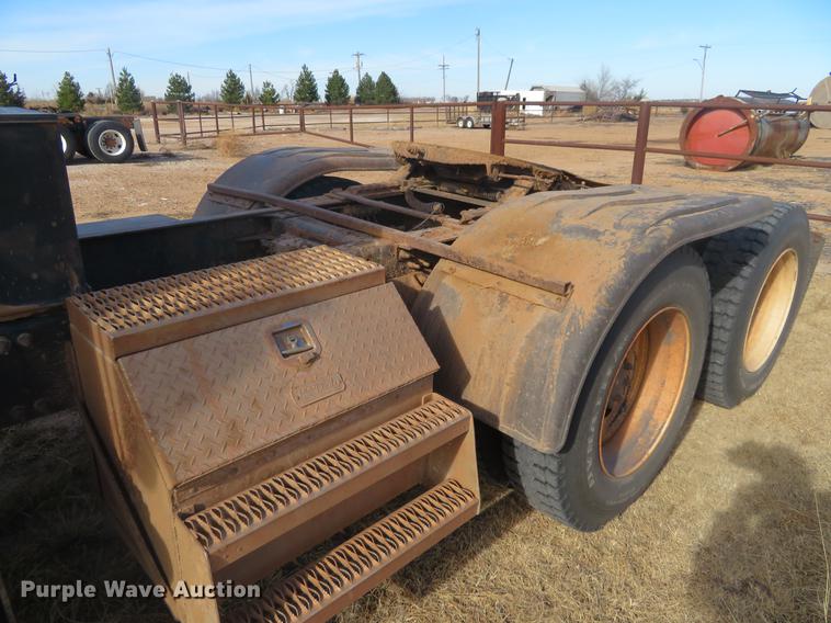 image for item DC0792 2009 Mack CHU613 semi truck