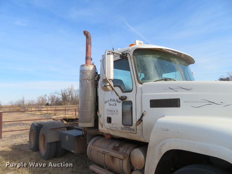 image for item DC0792 2009 Mack CHU613 semi truck