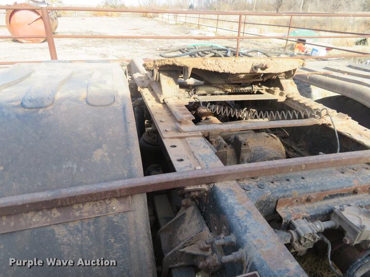 image for item DC0792 2009 Mack CHU613 semi truck