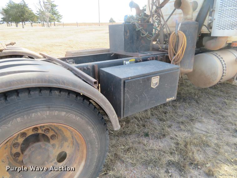 image for item DC0792 2009 Mack CHU613 semi truck