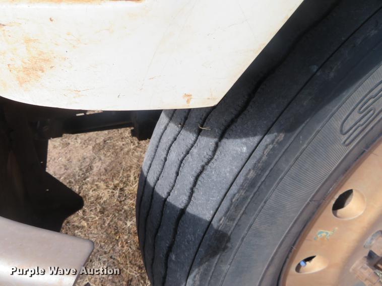 image for item DC0792 2009 Mack CHU613 semi truck