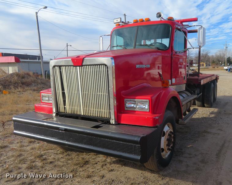 image for item DC0797 1994 Western Star 490 oil field truck