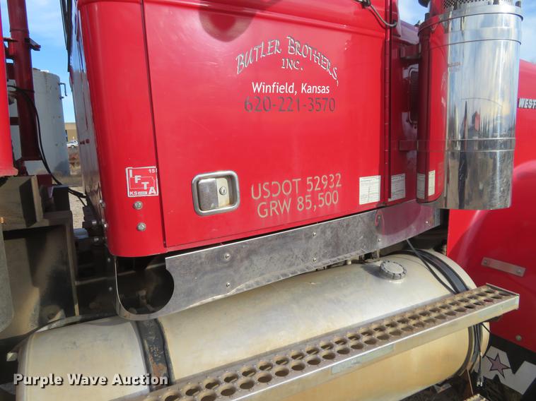 image for item DC0797 1994 Western Star 490 oil field truck