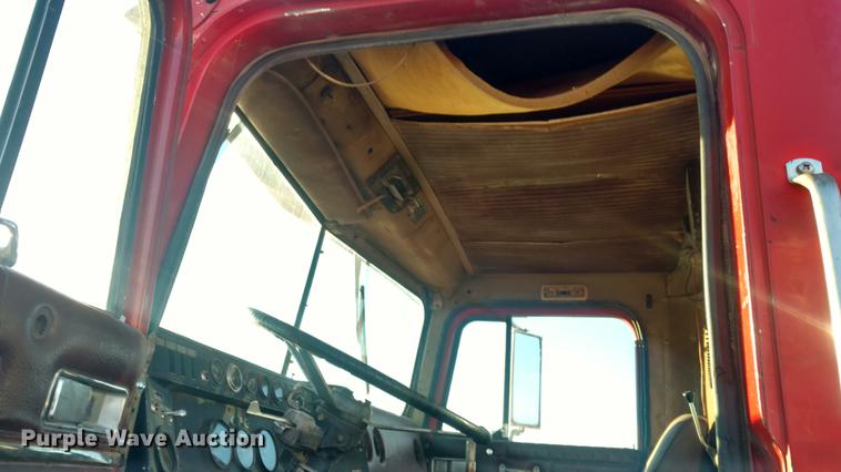 image for item DC0864 1978 International Paystar 5000 oilfield rig up truck