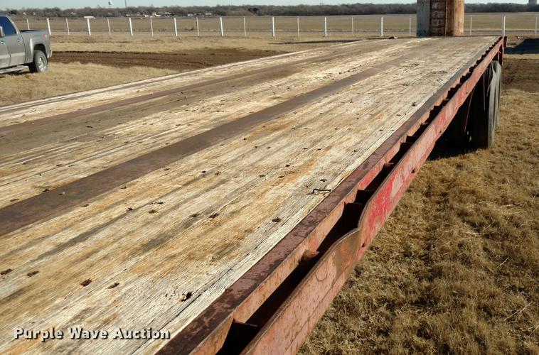 image for item DC0871 1981 Lufkin flatbed trailer