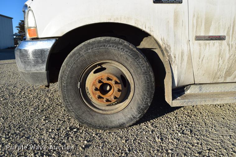 image for item DC7746 2004 Ford F350 Super Duty XLT Crew Cab utility bed pickup truck