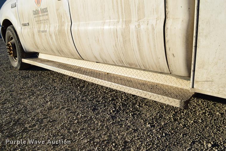 image for item DC7746 2004 Ford F350 Super Duty XLT Crew Cab utility bed pickup truck