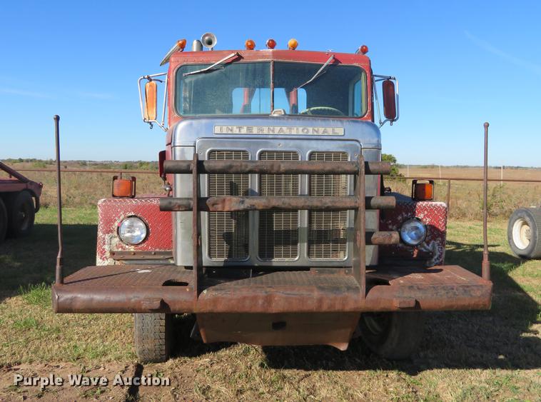 image for item DF9810 1979 International Paystar 5000 oilfield rig up truck