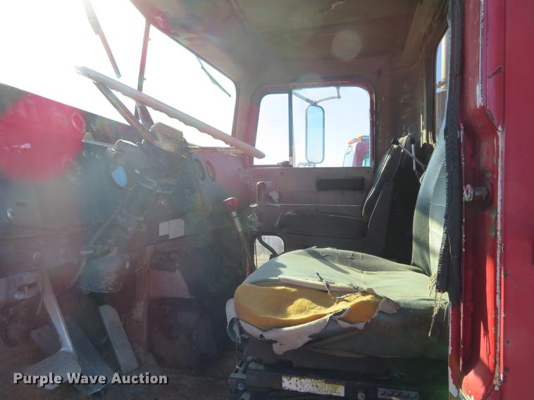 image for item DF9810 1979 International Paystar 5000 oilfield rig up truck