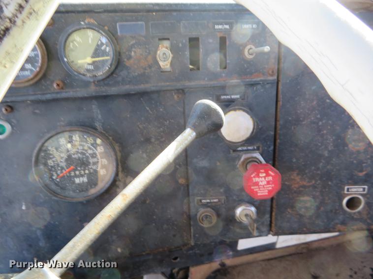 image for item DF9810 1979 International Paystar 5000 oilfield rig up truck