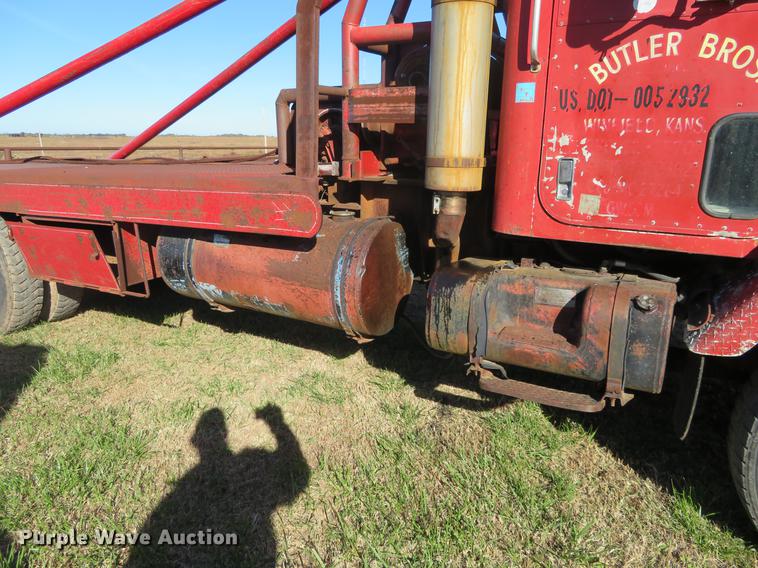 image for item DF9810 1979 International Paystar 5000 oilfield rig up truck