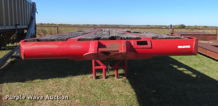 image for item DF9816 1973 Fruehauf flatbed trailer