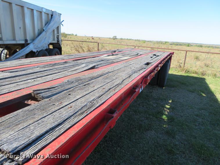 image for item DF9816 1973 Fruehauf flatbed trailer