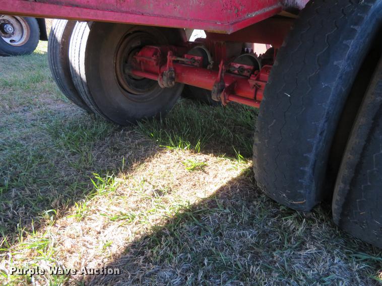 image for item DF9816 1973 Fruehauf flatbed trailer