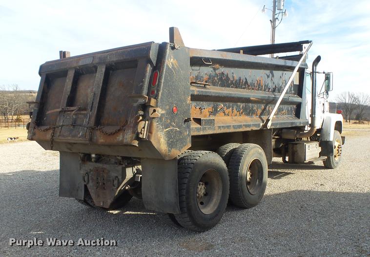 image for item DS9602 1993 Ford L9000 dump truck