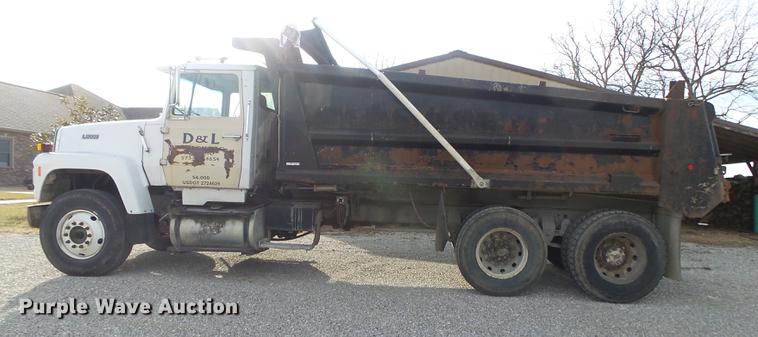 image for item DS9602 1993 Ford L9000 dump truck