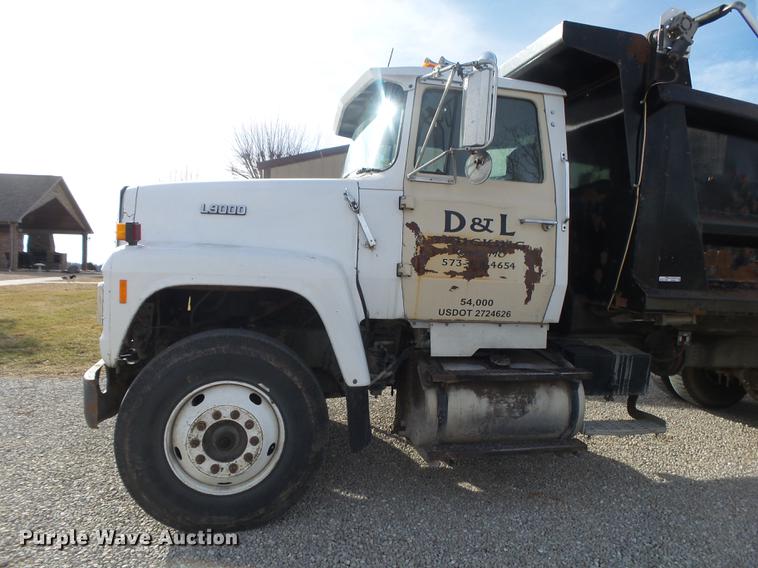 image for item DS9602 1993 Ford L9000 dump truck