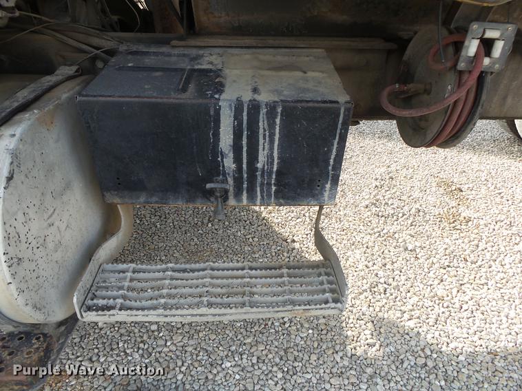 image for item DS9602 1993 Ford L9000 dump truck