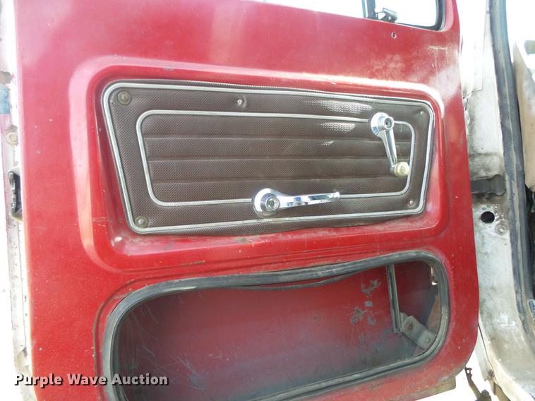 image for item DS9602 1993 Ford L9000 dump truck