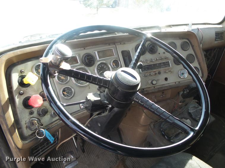 image for item DS9602 1993 Ford L9000 dump truck