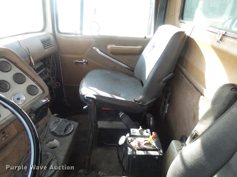 image for item DS9602 1993 Ford L9000 dump truck