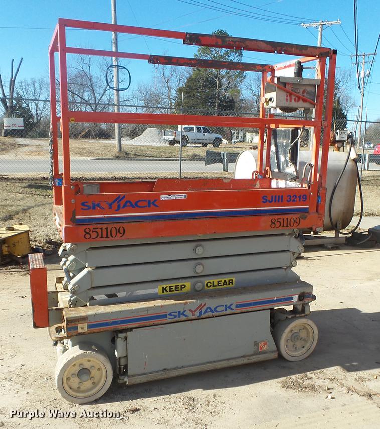 image for item DS9609 Skyjack SJIII 3219 scissor lift