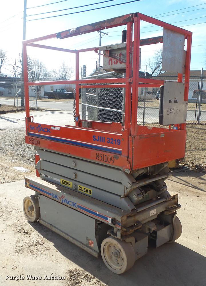 image for item DS9609 Skyjack SJIII 3219 scissor lift