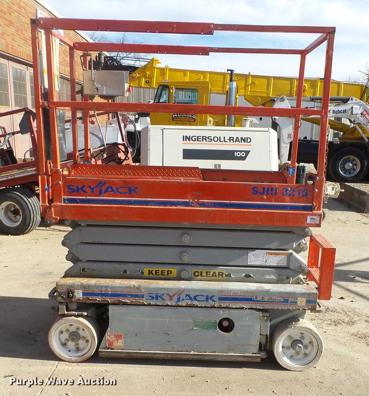 image for item DS9610 Skyjack SJIII 3219 scissor lift