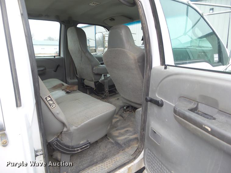 image for item DZ9169 2005 Ford F650 Super Duty service truck with crane