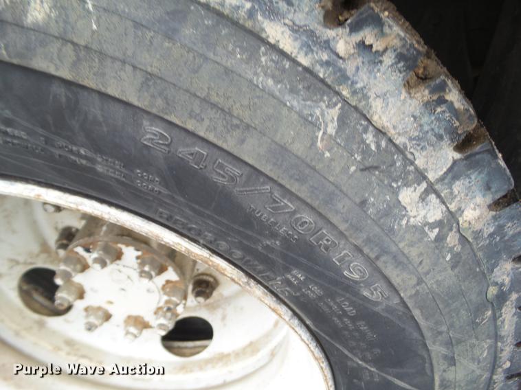 image for item DZ9169 2005 Ford F650 Super Duty service truck with crane